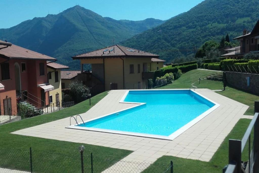 Luxurious Attic-Swimming Pool Villa Riva di Solto Luaran gambar