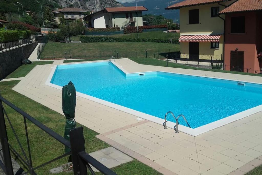 Luxurious Attic-Swimming Pool Villa Riva di Solto Luaran gambar